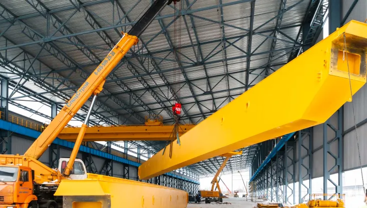 На строящемся складе металлопроката «НЛМК-Калуга» установлен второй двухбалочный кран