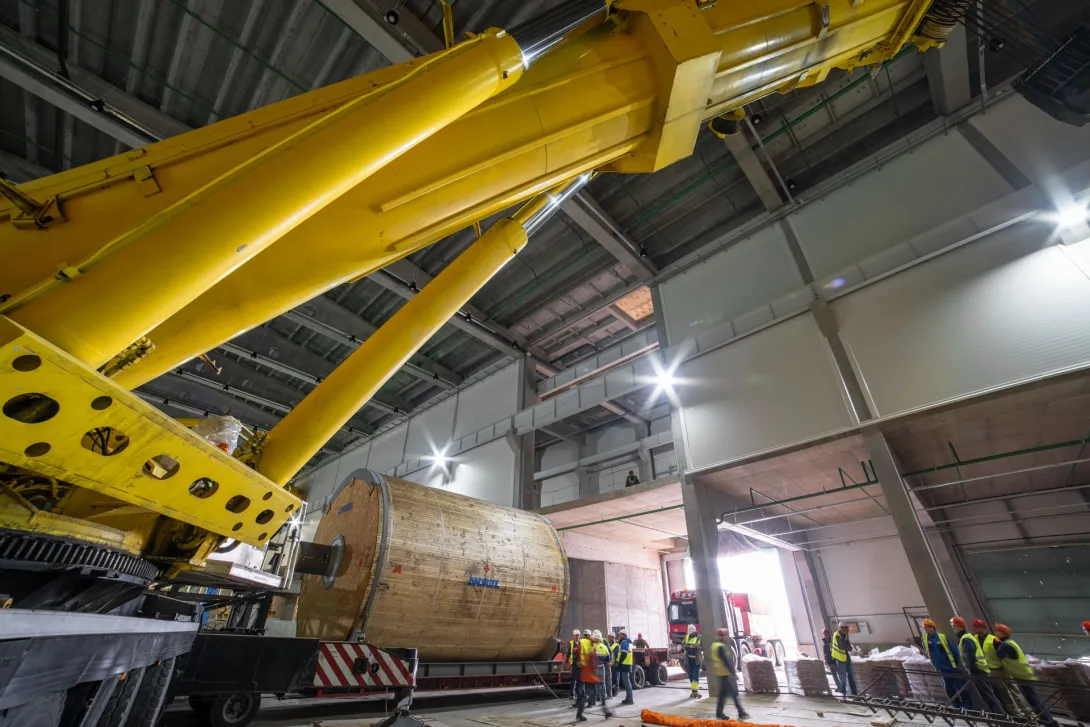 На строящемся в Калужской области заводе санитарной бумаги «Архбум Тиссью Груп» установлен ключевой элемент бумагоделательной машины